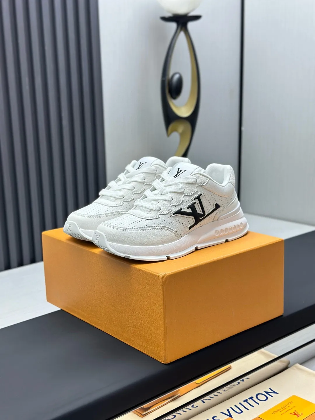 Factory price: 640💰Top version LV-Louis Vuitton-classic catwalk new style original 1:1 developed replica! ! The upper foot is very comfortable. It is made of luxurious materials and fine workmanship. The midsole is printed with English letters "Made in Europe". The upper is made of calfskin imported from Italy. The side is decorated with the brand's LOGO and signature. The latest latex foot pads and mesh lining make the foot feel super comfortable. The original two-color TPU combination outsole is specially provided by the original factory. Bag technology Goodyear stitched edges Fabric: Exclusive custom first-layer cowhide Accessories: Exclusive private model Vuitton logo, lining: Customized silk mesh lining - first-layer silk cowhide lining Outsole: TPU combination outsole wear-resistant, non-slip and anti-yellowing Foot pads: new latex pads-mesh sweat-absorbent Counter technology: fully computerized sewing machine wire drawing Toe box back cover Hot and cold shaping Full set of pull-top last with medium and low logo pattern Counter packaging - Shoelaces, certificates, cards, instructions, certificates, dust bags, the most complete packaging on the Internet, men's size: 38-46 (38/46 customized, non-refundable!)